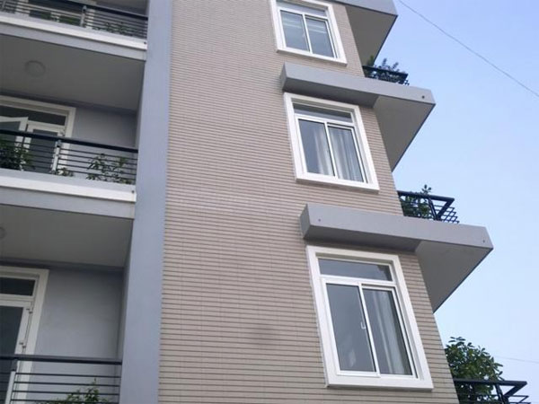 Mở cửa sổ nhìn sang nhà hàng xóm có được không?