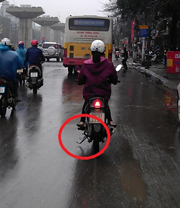 Quên gạt chân chống xe máy có bị xử phạt không? Quên gạt chân chống xe bị phạt đến 3 triệu đồng?