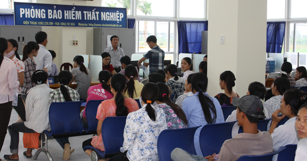 Đã đăng ký, sau bao lâu thì được lĩnh tiền trợ cấp thất nghiệp?