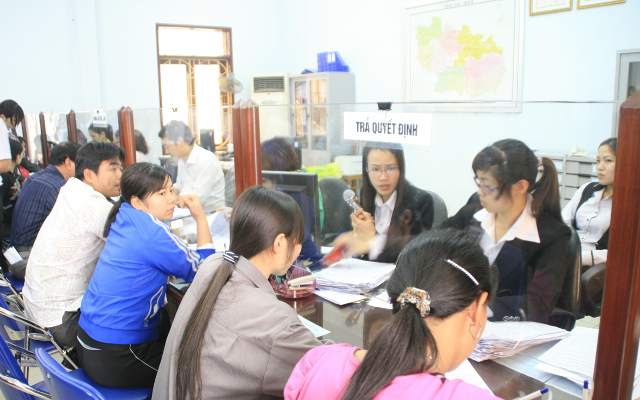 Bàn giao sổ BHXH cho người sử dụng