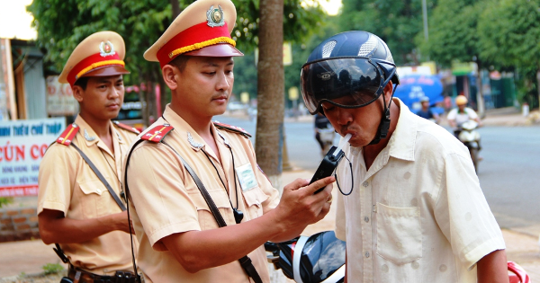 CSGT chốt cạnh quán nhậu để phạt 'ma men' lái xe