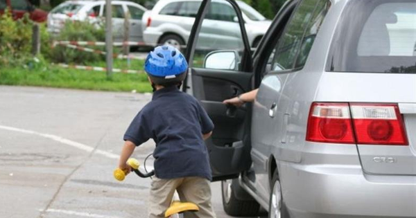 Mở cửa ôtô gây tai nạn phải chịu trách nhiệm như thế nào? Mở cửa ôtô gây tai nạn phải chịu trách nhiệm gì?