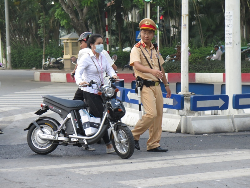 Những lỗi người đi xe máy, xe đạp điện thường gặp