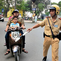 Vợ đi xe chồng có bị phạt lỗi không sang tên, đổi chủ?