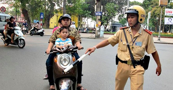 Vợ đi xe chồng có bị phạt lỗi không sang tên?