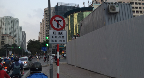 Cấm xe taxi, sáng 6h00 - 9h00, chiều 16h30 - 19h30