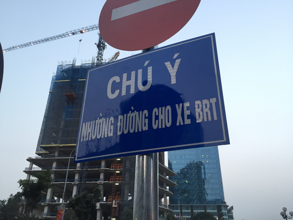 Biển báo chú ý nhường đường cho xe BRT