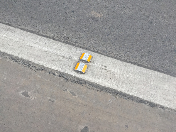 Có thể phân biệt làn dành riêng cho xe BRT qua vạch đinh màu vàng