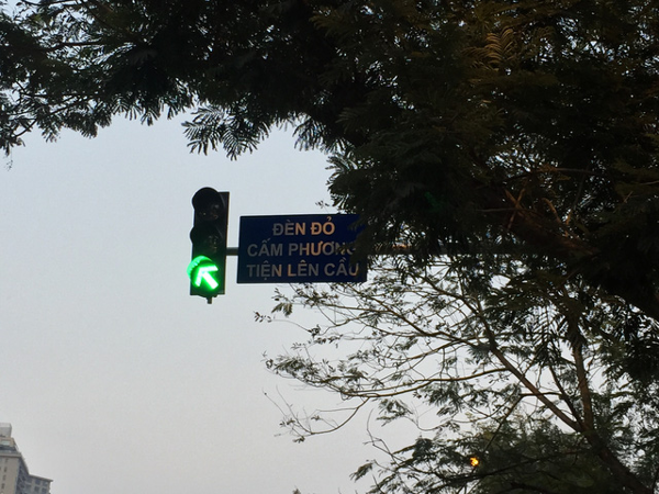 Đèn tín hiệu cấm xe đi trên cầu vượt, nhường đường cho xe BRT