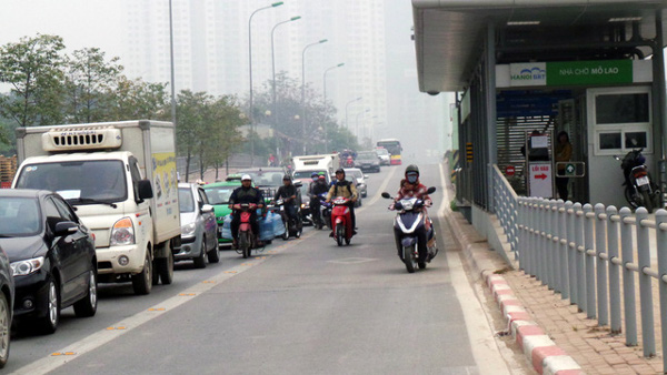 Đường thông thoáng, nhiều xe máy vẫn "lạc" vào làn buýt nhanh