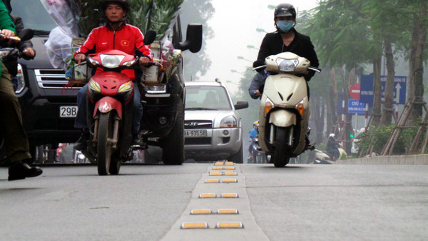 Vạch sơn kẻ đường