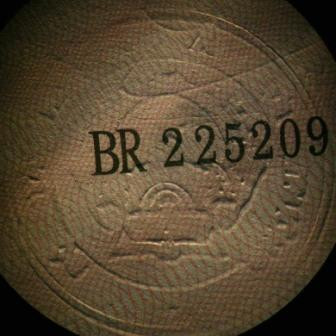 Dùng đèn pin (hoặc nguồn sáng khác)