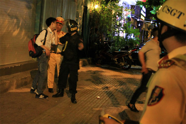 CSGT TP.HCM có quyền kiểm tra giấy tờ người đi đường sau 21 giờ