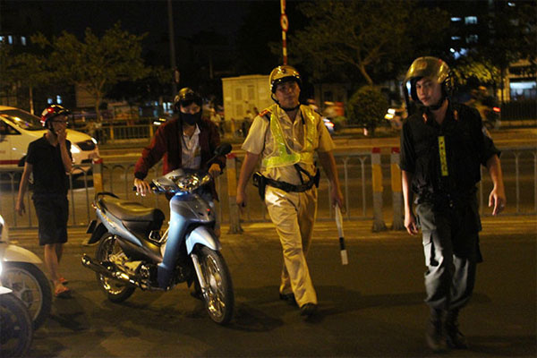CSGT TP.HCM có quyền kiểm tra giấy tờ người đi đường sau 21 giờ