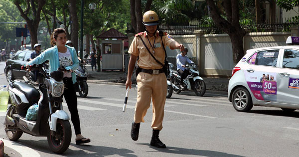 Dắt xe đi bộ qua chốt công an có bị phạt