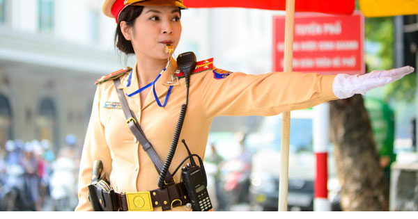 Cảnh sát có được bắt lỗi không bật xi nhan ở đoạn đường cong?