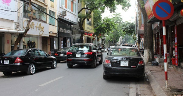 Dừng xe tắt máy và rời vị trí lái có bị xử phạt không?