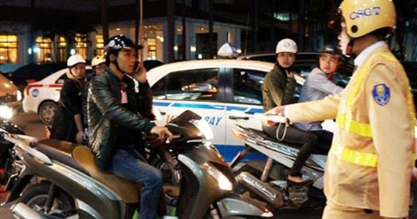 Đeo tai nghe khi điều khiển xe máy có bị phạt?