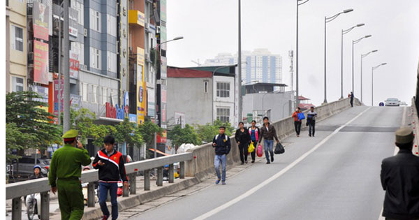 Đi bộ đi trên đường cao tốc bị phạt như thế nào?