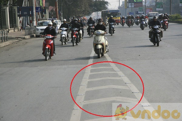 Vạch kẻ đường khó hiểu ở Việt Nam