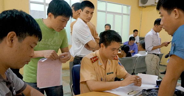 Không cần mang hộ khẩu, CMND khi làm thủ tục sang tên xe