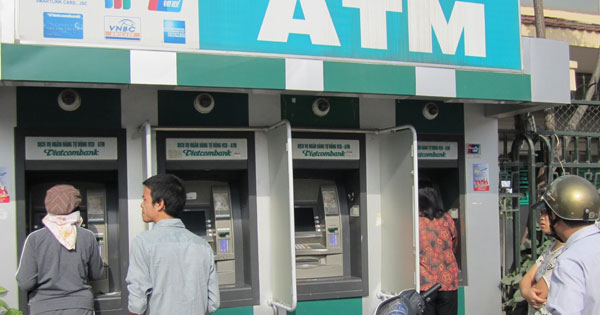 Điều chỉnh thời gian trả lương thưởng Tết để giảm tải ATM