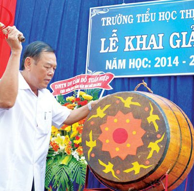 Mẫu trang trí mặt trống khai giảng