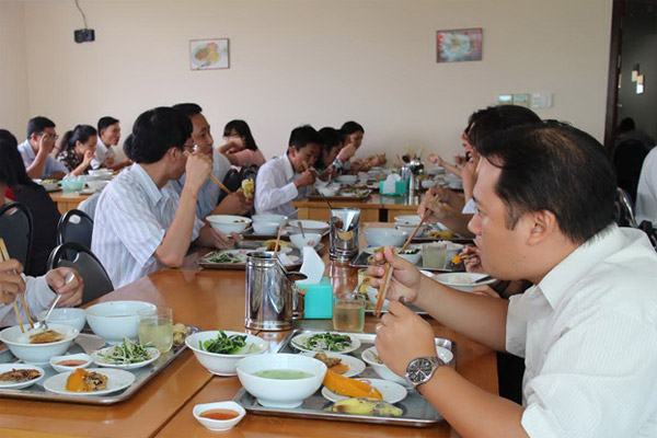 Những quy định về tiền ăn trưa, ăn giữa ca