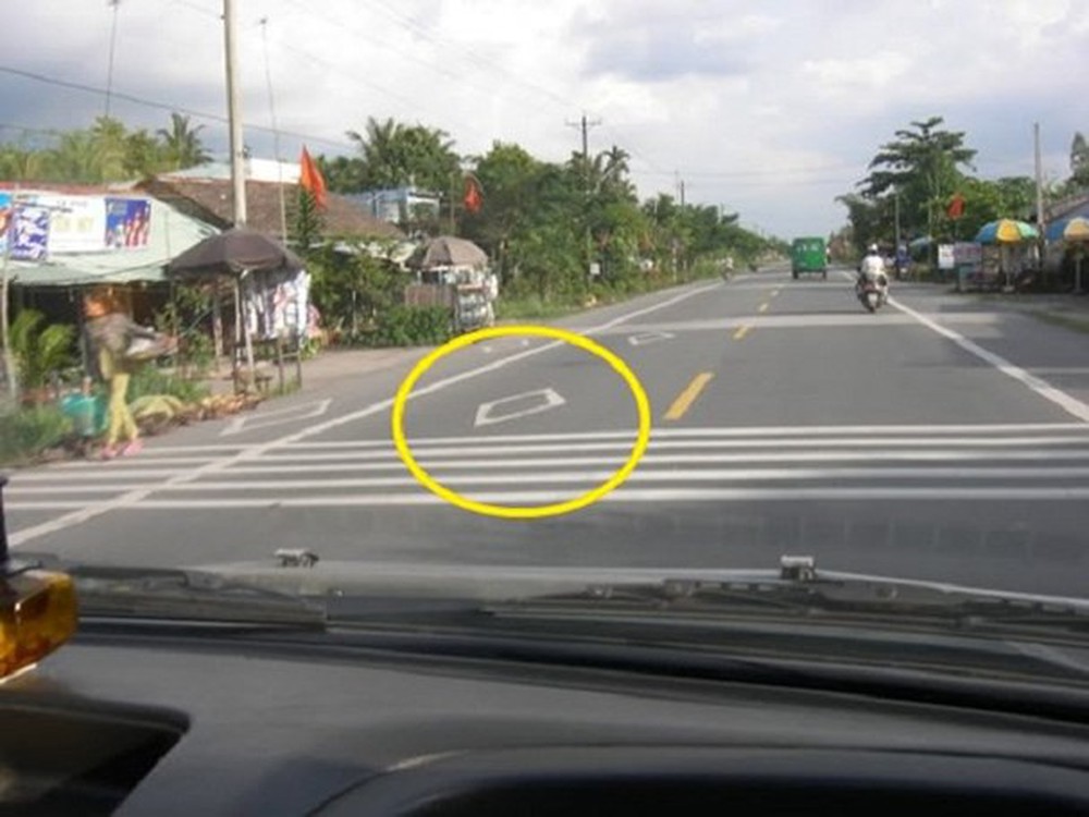 Vạch trắng hình con thoi