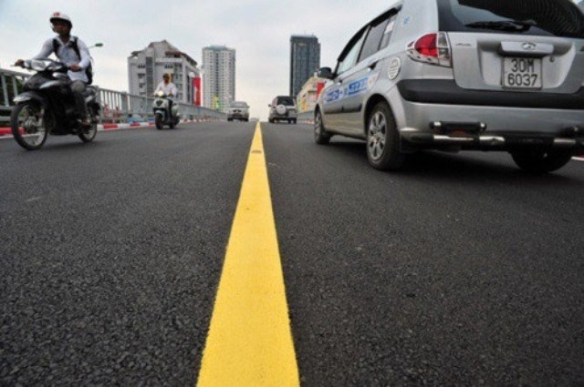 Mức phạt lỗi đè vạch liền năm 2025