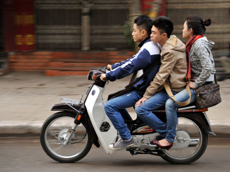 Đi xe máy chở 3 phạt bao nhiêu?