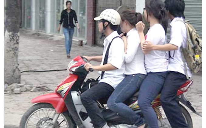 Chở ba người không đội mũ bảo hiểm phạt bao nhiêu?