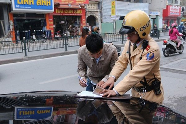 Lỗi không mang bảo hiểm ô tô phạt bao nhiêu?