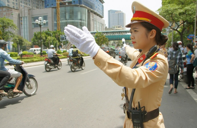 Không dừng xe theo lệnh CSGT là chống người thi hành công vụ?