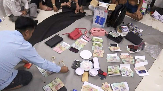 Giáo viên đánh bạc có bị buộc thôi việc không?