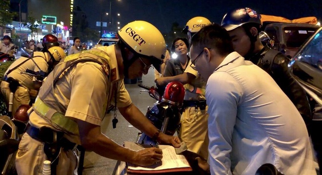 Mức phạt điều khiển ce máy, ô tô đi vào đường cấm