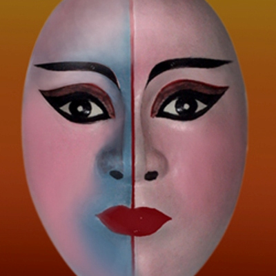 Trong sân khấu tuồng, Đào Tam Xuân có gương mặt nửa trắng (hoặc hồng) và một nửa màu gì?