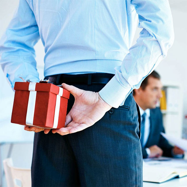 Biếu quà ngày Tết cho Sếp có phải tội đưa hối lộ?