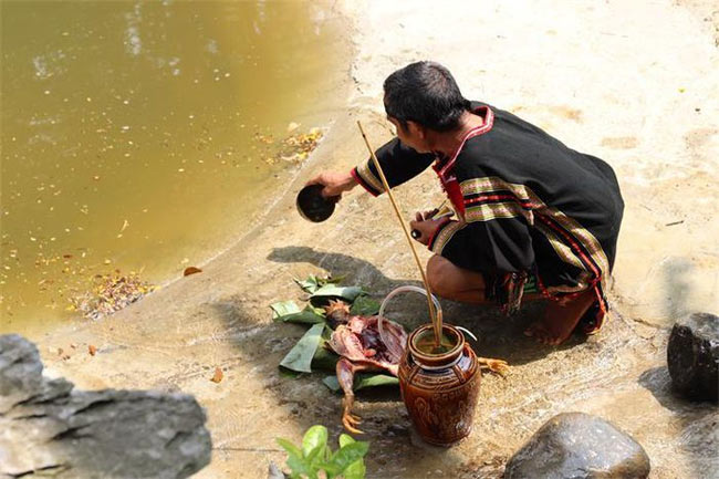 Người Xơ Đăng tổ chức nghi lễ nào trong Tết Giọt Nước để mong thần nước ban cho được mùa?