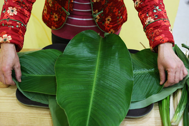 Cách xếp lá dong gói bánh chưng không dùng khuôn