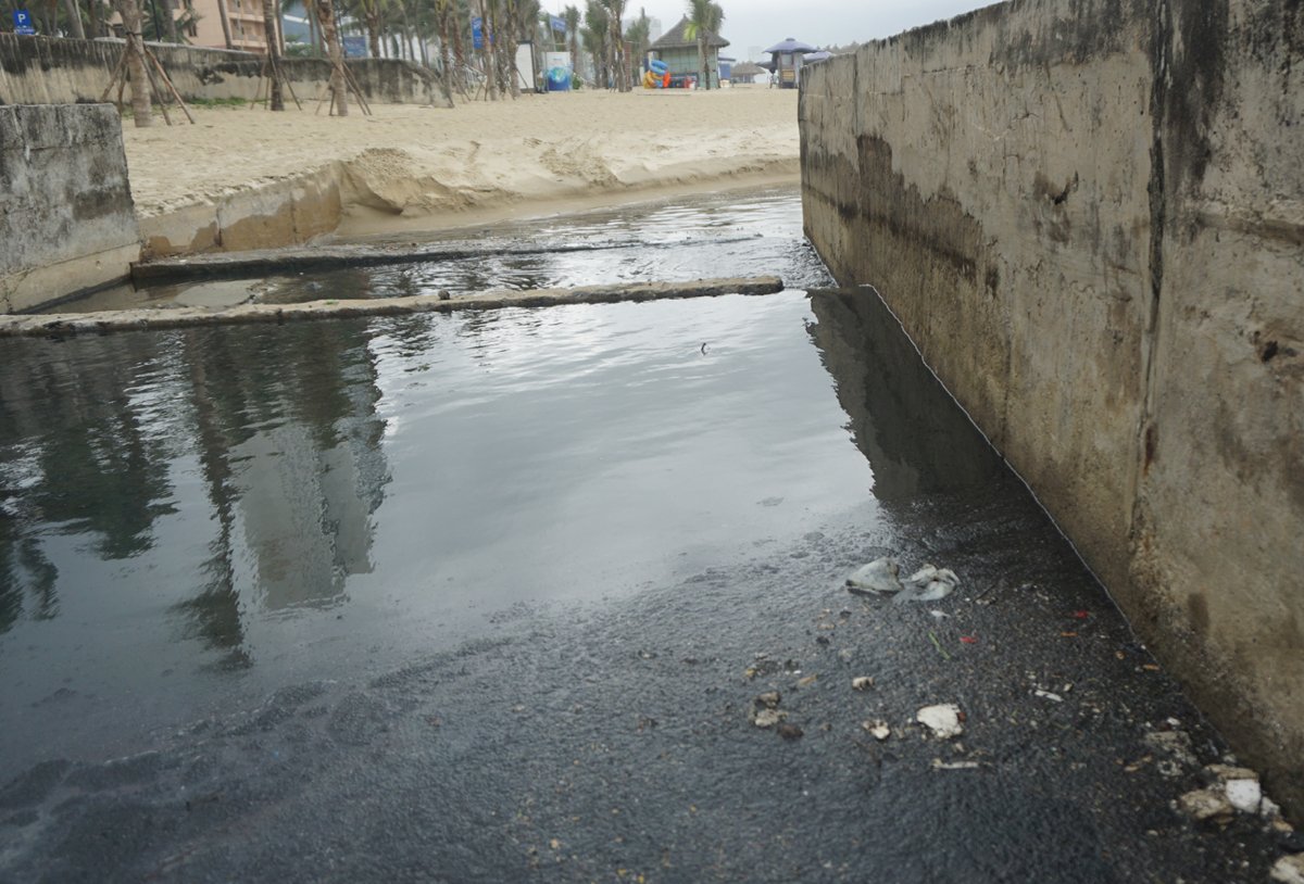 Đổ nước thải sinh hoạt ra đường