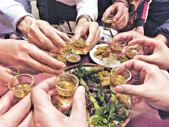 Cách uống bia không say trong ngày Tết