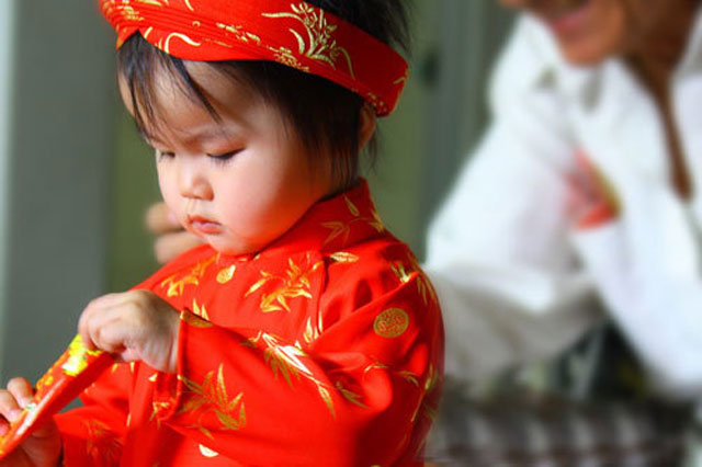 Trẻ bao nhiêu tuổi được quản lý tiền lì xì?