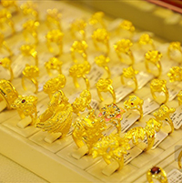 Ngày thần tài mua vàng tây được không?