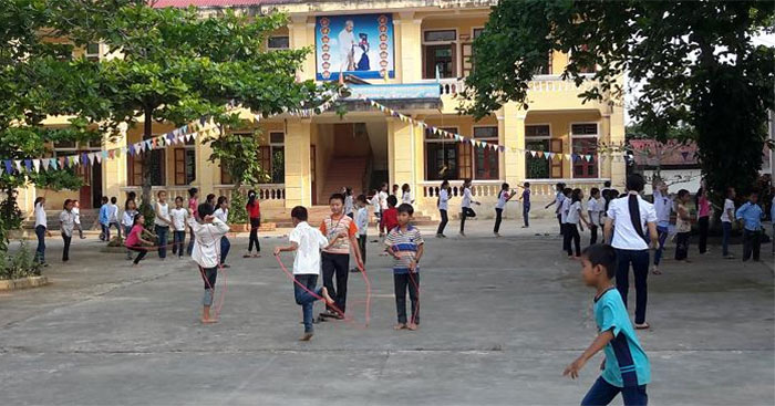 Tả sân trường giờ ra chơi lớp 6