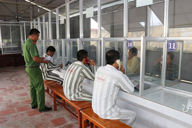 Bạn bè có được thăm phạm nhân không?