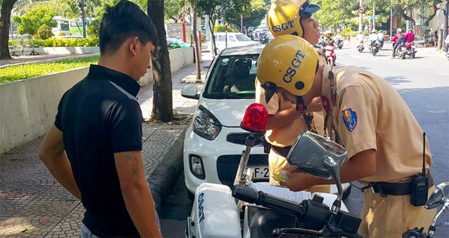 Dừng xe, đỗ xe sai quy định sẽ bị phạt bao nhiêu?