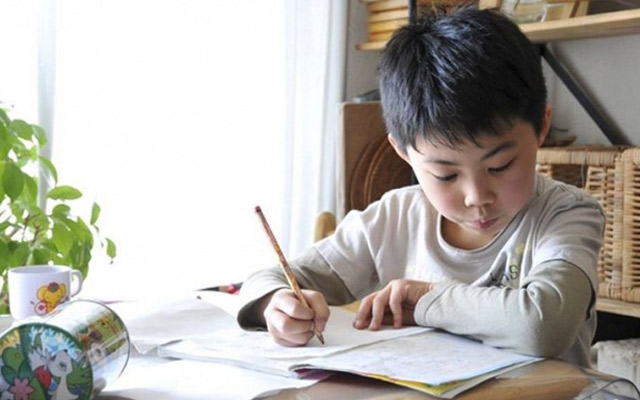 Một hình lập phương có cạnh 2,5cm, tính diện tích một mặt, diện tích toàn phần, thể tích của hình lập phương đó