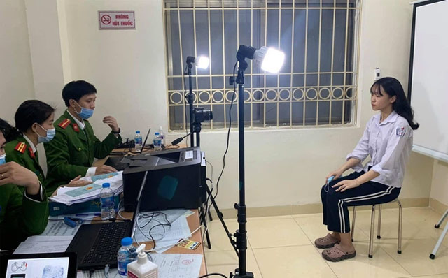 Nhuộm tóc, trang điểm đậm, để tóc mái khi làm căn cước công dân được không?