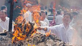 Mức phạt hành vi thắp hương, đốt vàng mã không đúng quy định